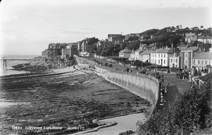 Framed Print : Clevedon Esplanade Framed Print : Clevedon Esplanade
