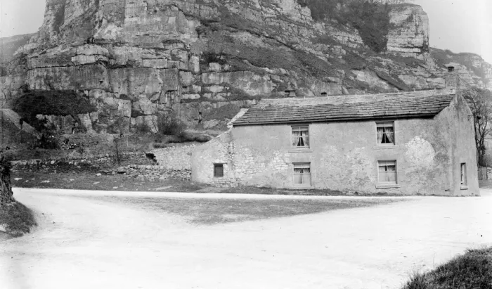 Framed Print : Cliff face and building in Dovedale Framed Print : Cliff face and building in Dovedale