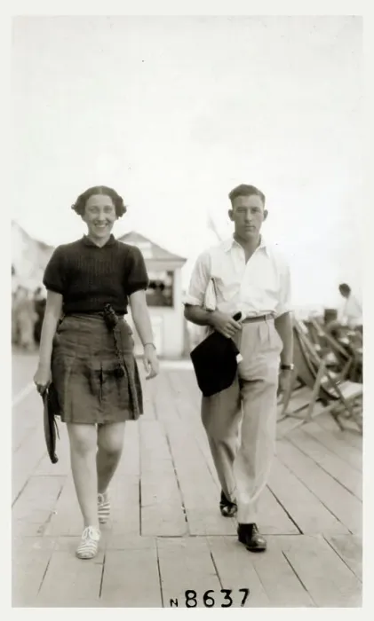 Framed Print : Cliftonville, Margate - smart young couple at the seaside Framed Print : Cliftonville, Margate - smart young couple at the seaside