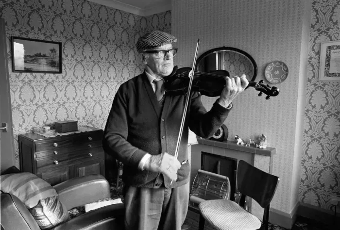 Framed Print : Cloth cap pensioner with violin