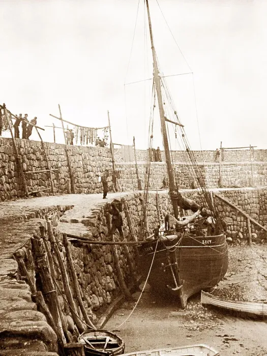 Framed Print : Clovelly Harbour early 1900s Framed Print : Clovelly Harbour early 1900s