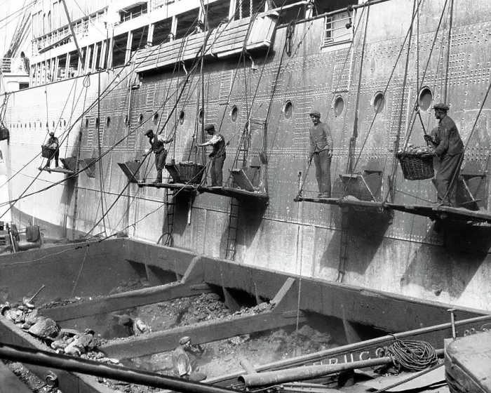 Framed Print : Coaling a passenger liner in Southampton Framed Print : Coaling a passenger liner in Southampton