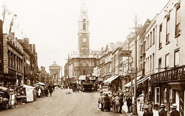 Framed Print : Colchester High Street probably 1902s Framed Print : Colchester High Street probably 1902s