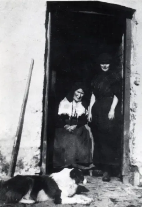 Framed Print : Colliers wife and daughter, Hook, South Wales