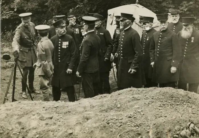 Framed Print : Colonel Ashley with Chelsea Pensioners, WW1 Framed Print : Colonel Ashley with Chelsea Pensioners, WW1