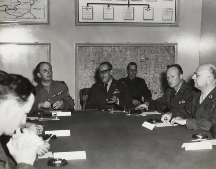 Framed Print : Colonel Park Holland, Wing Commander Sitting (Centre Wea? Framed Print : Colonel Park Holland, Wing Commander Sitting (Centre Wea?