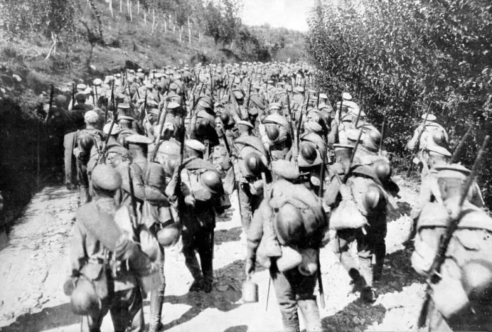 Framed Print : Column of Russian soldiers marching to the Balkan front Framed Print : Column of Russian soldiers marching to the Balkan front