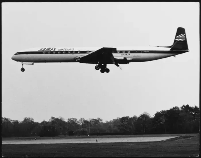 Framed Print : Comet Jet Airliner Framed Print : Comet Jet Airliner