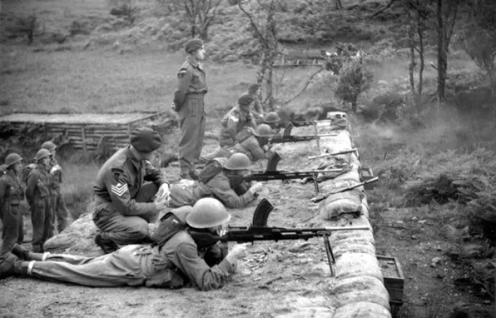 Framed Print : Commandos weapon training with Bren guns Framed Print : Commandos weapon training with Bren guns
