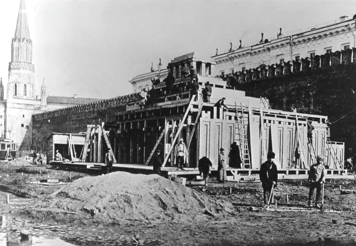 Framed Print : Construction of Lenin's Temporary Mausoleum Framed Print : Construction of Lenin's Temporary Mausoleum