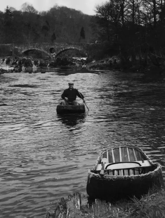 Framed Print : Coracle Fisherman Framed Print : Coracle Fisherman