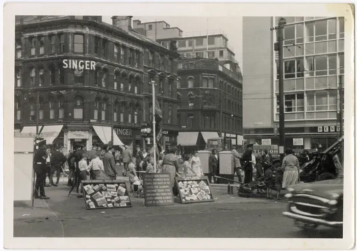 Framed Print : Corner of Market and Bridge Streets, Bradford, West Yorkshire, with Parkinson & Son sewing machines (Singer), Brown Muff & Co, Dentons, and a recruitment drive for the 45 Field Regiment Royal Artillery with a 25 pounder field gun (right) Framed Print : Corner of Market and Bridge Streets, Bradford, West Yorkshire, with Parkinson & Son sewing machines (Singer), Brown Muff & Co, Dentons, and a recruitment drive for the 45 Field Regiment Royal Artillery with a 25 pounder field gun (right)
