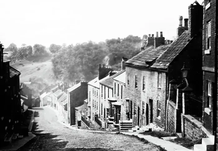 Framed Print : Cornforth Hill, Richmond, Yorkshire in the 1940 / 50s Framed Print : Cornforth Hill, Richmond, Yorkshire in the 1940 / 50s