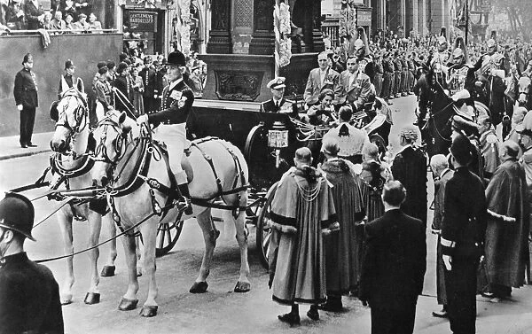 Coronation 1953, Queen accepts pearl sword at Temple Bar
