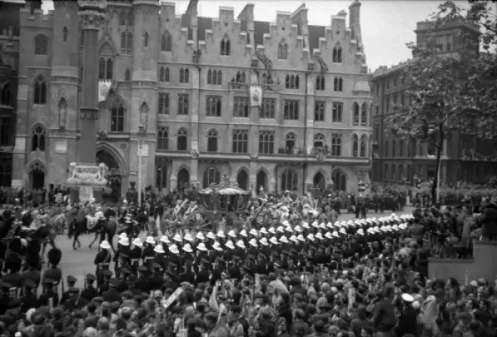 Framed Print : Coronation. Coronation Coach departs Framed Print : Coronation. Coronation Coach departs