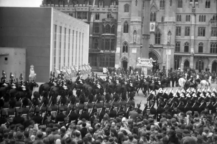 Framed Print : Coronation. Household Cavalry escort Framed Print : Coronation. Household Cavalry escort