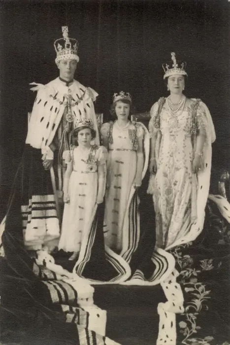 Framed Print : Coronation of King George VI family photograph Framed Print : Coronation of King George VI family photograph