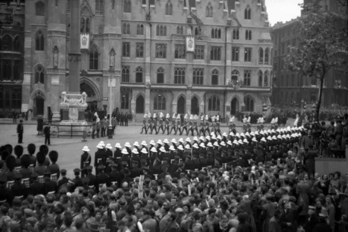 Framed Print : Coronation. March towards Abbey Framed Print : Coronation. March towards Abbey