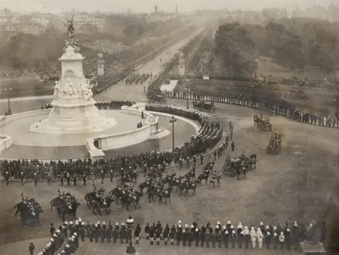 Framed Print : Coronation Procession leaving Buckingham Palace Framed Print : Coronation Procession leaving Buckingham Palace