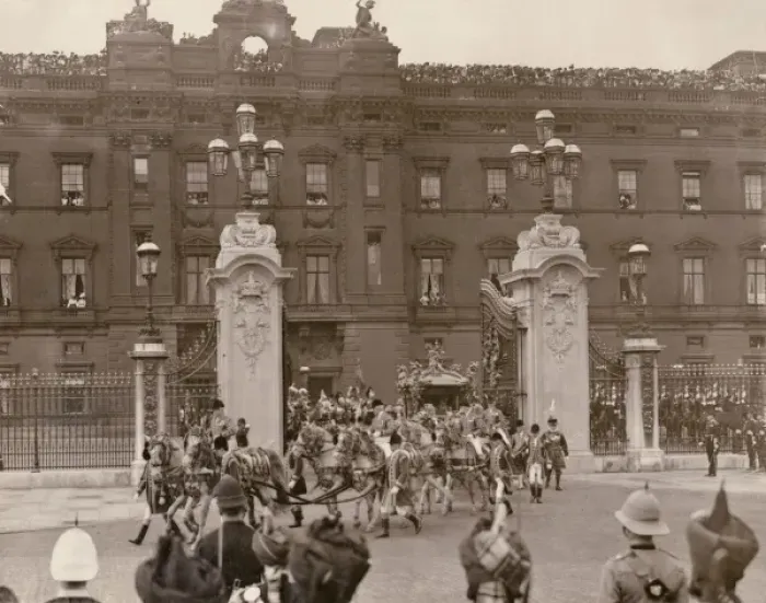 Framed Print : Coronation Procession leaving Buckingham Palace Framed Print : Coronation Procession leaving Buckingham Palace