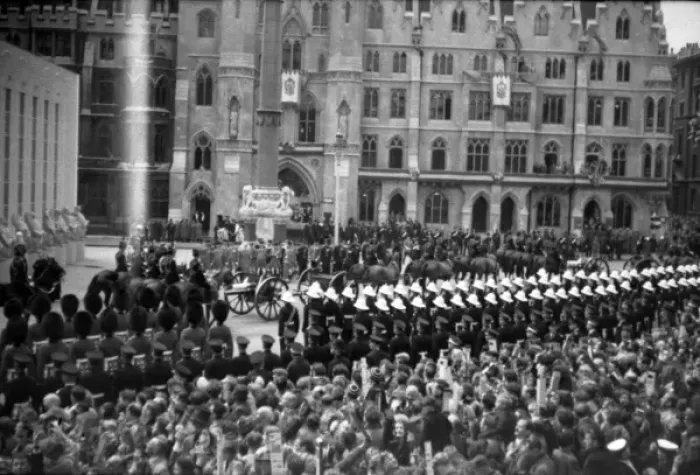 Framed Print : Coronation. Royal Horse Artillery escort Framed Print : Coronation. Royal Horse Artillery escort