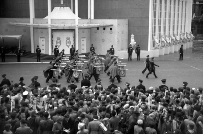 Framed Print : Coronation Trumpeters march past Abbey Framed Print : Coronation Trumpeters march past Abbey