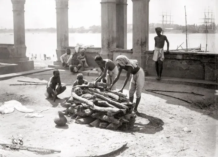 Framed Print : Corpse on funeral pyre, cremation, Calcutta, India Framed Print : Corpse on funeral pyre, cremation, Calcutta, India