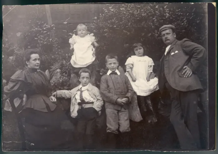Framed Print : Costume / Family 1890S Framed Print : Costume / Family 1890S