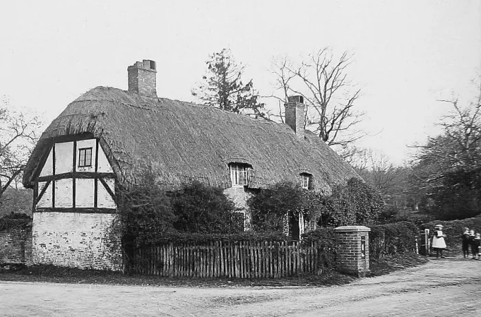 Framed Print : Cottage at Brockenhurst Framed Print : Cottage at Brockenhurst