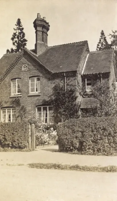 Framed Print : Cottage in Madresfield, Worcestershire, WW1 Framed Print : Cottage in Madresfield, Worcestershire, WW1