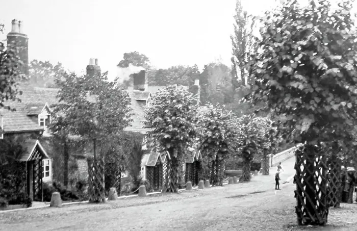Framed Print : Cottages, Stow on the Wold, early 1900s Framed Print : Cottages, Stow on the Wold, early 1900s