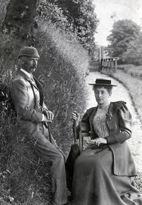 Framed Print : Couple in a country lane, Blanefield, Scotland Framed Print : Couple in a country lane, Blanefield, Scotland