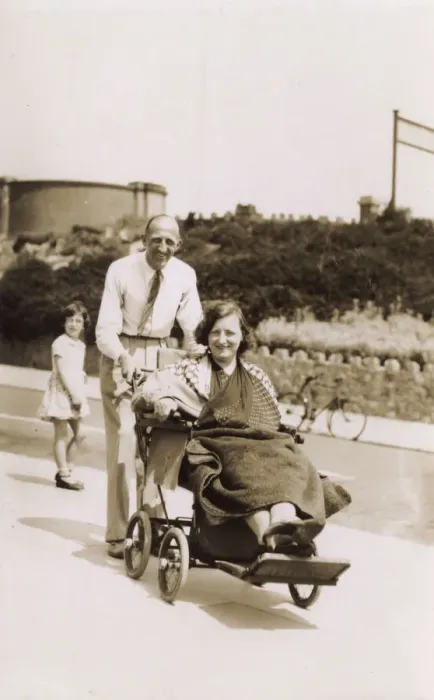 Framed Print : A couple don t let injury spoil their seaside holiday Framed Print : A couple don t let injury spoil their seaside holiday
