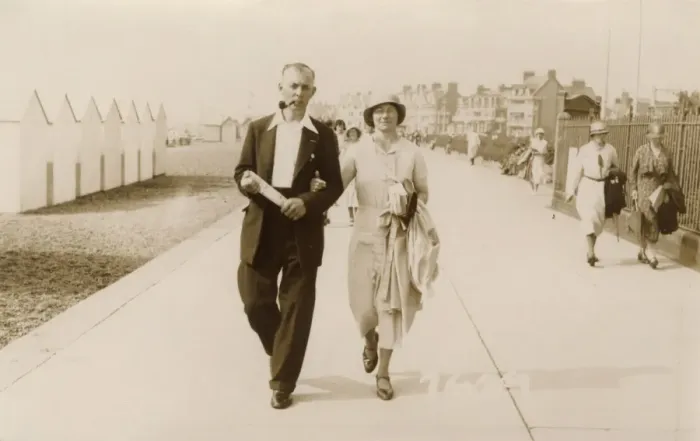 Framed Print : Couple on holiday stroll along the promenade at Felixstowe Framed Print : Couple on holiday stroll along the promenade at Felixstowe