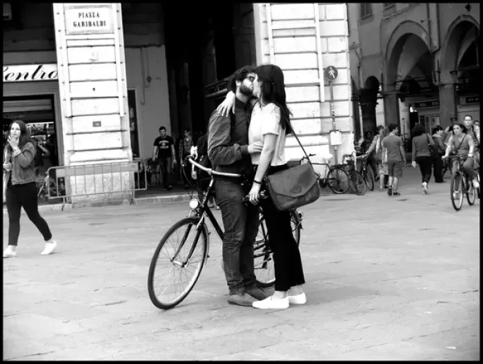 Framed Print : Couple kissing Piazza Garibaldi Pisa Framed Print : Couple kissing Piazza Garibaldi Pisa