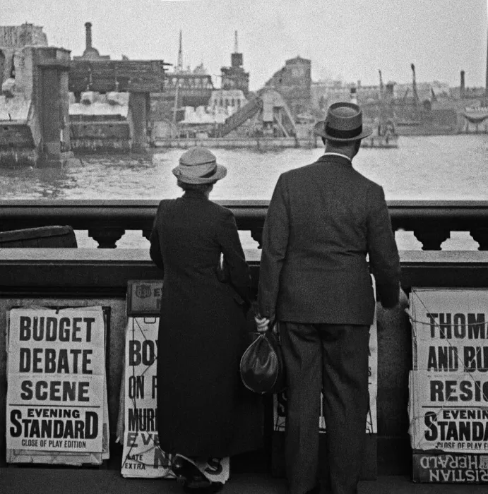 Framed Print : Couple on Waterloo Bridge, London Framed Print : Couple on Waterloo Bridge, London