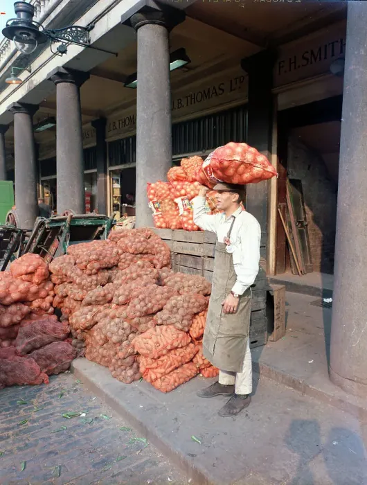 Framed Print : A Covent Garden trader, London Framed Print : A Covent Garden trader, London