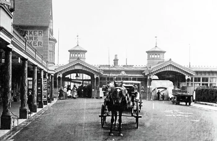 Framed Print : Cowes Entrance to Steamers Isle of Wight early 1900s Framed Print : Cowes Entrance to Steamers Isle of Wight early 1900s