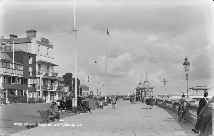 Framed Print : Cowes Promenade Framed Print : Cowes Promenade