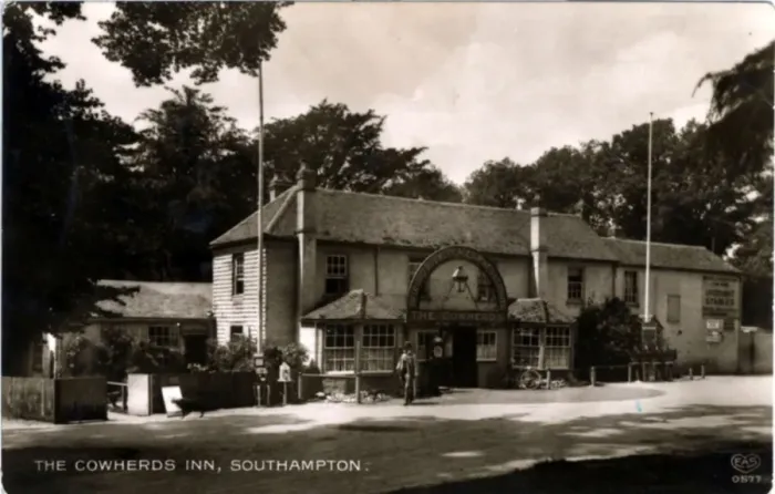 Framed Print : The Cowherds Inn, The Common, Hampshire Framed Print : The Cowherds Inn, The Common, Hampshire