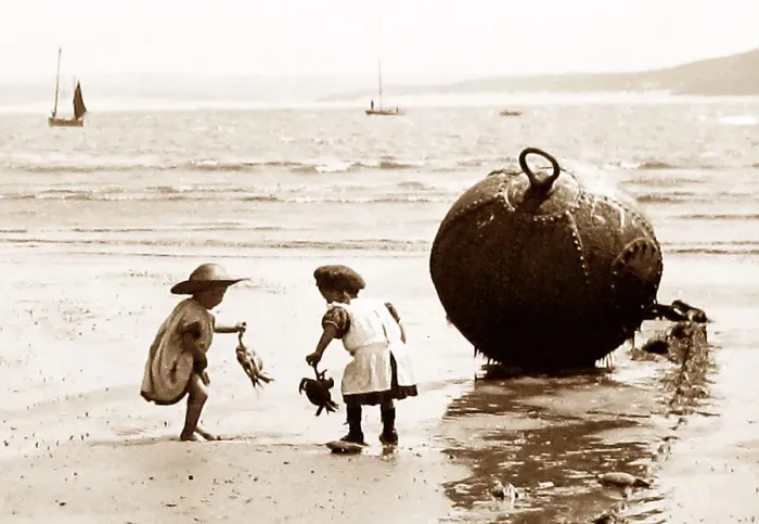 Framed Print : Crabbing on St Ives beach Framed Print : Crabbing on St Ives beach