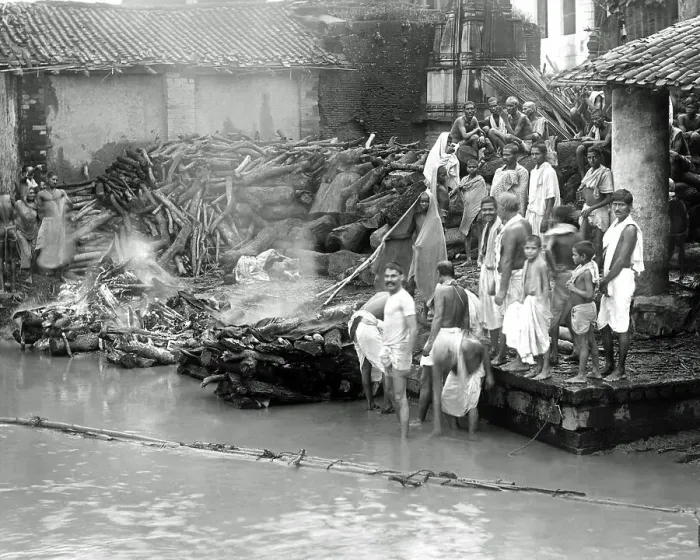 Framed Print : Cremating bodies at the waterside, India Framed Print : Cremating bodies at the waterside, India
