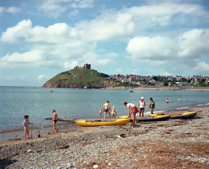 Framed Print : Criccieth - Beach and Castle Framed Print : Criccieth - Beach and Castle