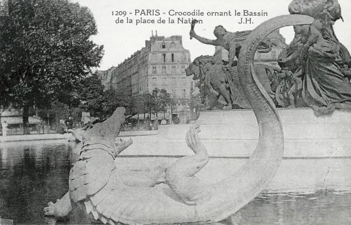 Framed Print : Crocodile statue in the fountain poo Framed Print : Crocodile statue in the fountain poo