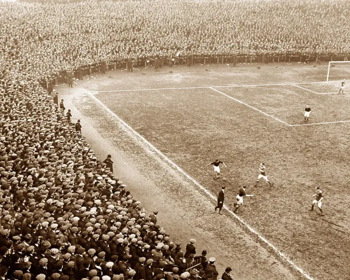 Framed Print : A crowd at a football match, early 1900s Framed Print : A crowd at a football match, early 1900s