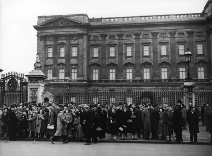 Framed Print : A crowd gathered outside the gates of Buckingham Palace Framed Print : A crowd gathered outside the gates of Buckingham Palace