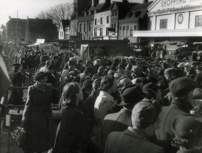 Framed Print : A crowd scene on a busy market day at Romford Market, Essex, England. Date: 1950s Framed Print : A crowd scene on a busy market day at Romford Market, Essex, England. Date: 1950s