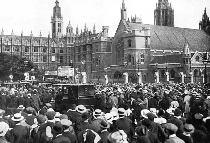 Framed Print : Crowds assembled in London on the outbreak of WWI Framed Print : Crowds assembled in London on the outbreak of WWI