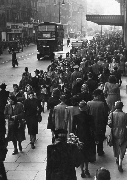 Crowds of Christmas shoppers, Oxford St, 1944