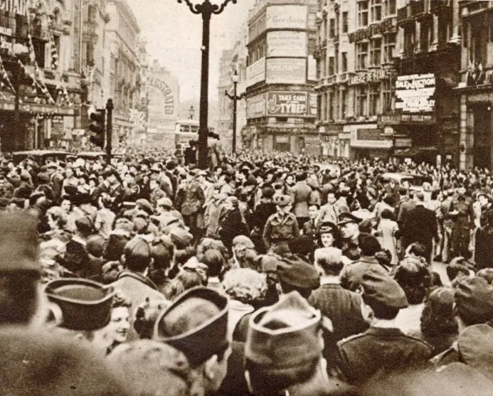 Framed Print : Crowds congregating in Piccadilly Circus, one of the focal points of celebrations on VE Framed Print : Crowds congregating in Piccadilly Circus, one of the focal points of celebrations on VE